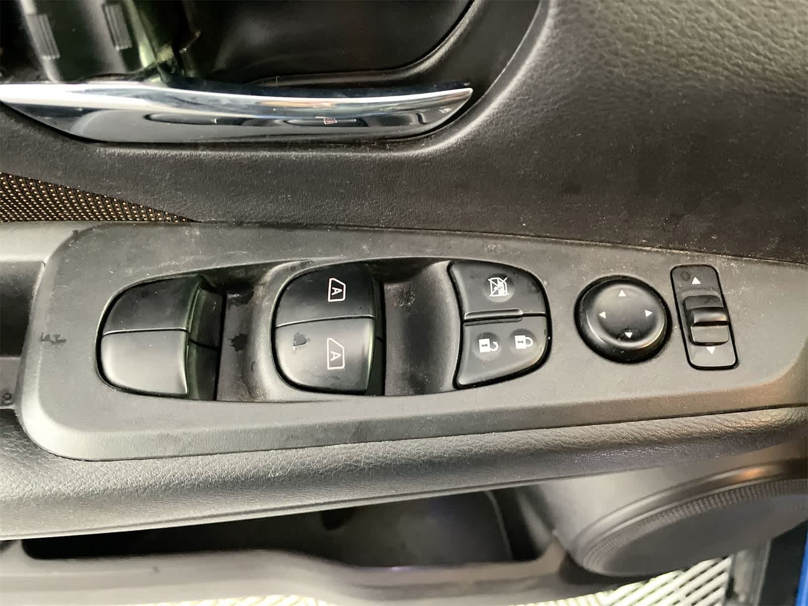 2022 Nissan Kicks SR