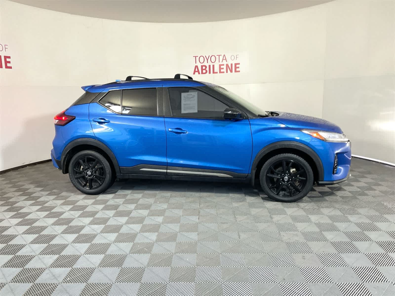 2022 Nissan Kicks SR