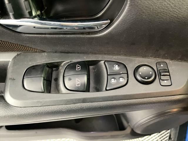 2022 Nissan Kicks SR