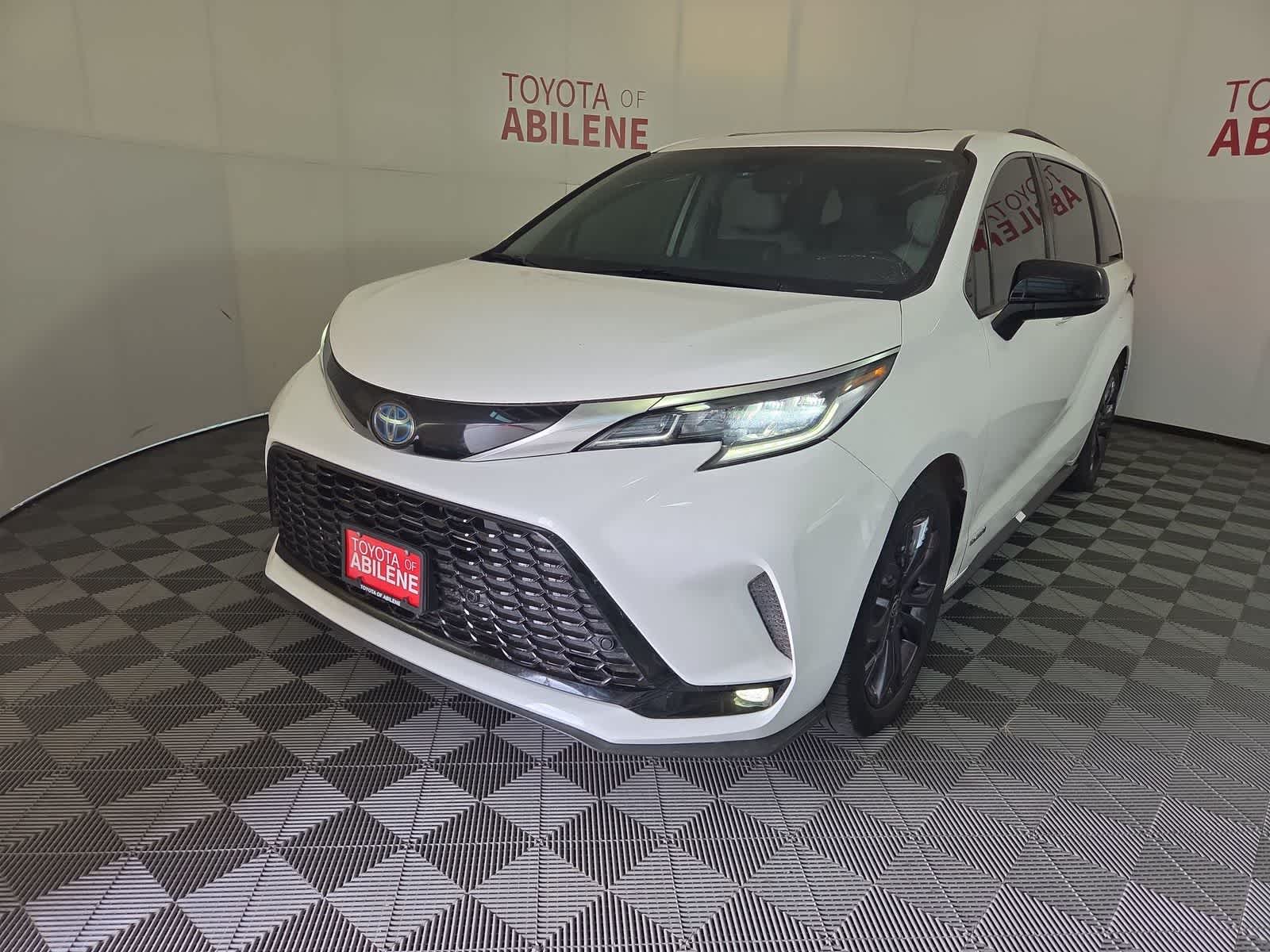 2021 Toyota Sienna XSE 7-Passenger Hybrid FWD's photo