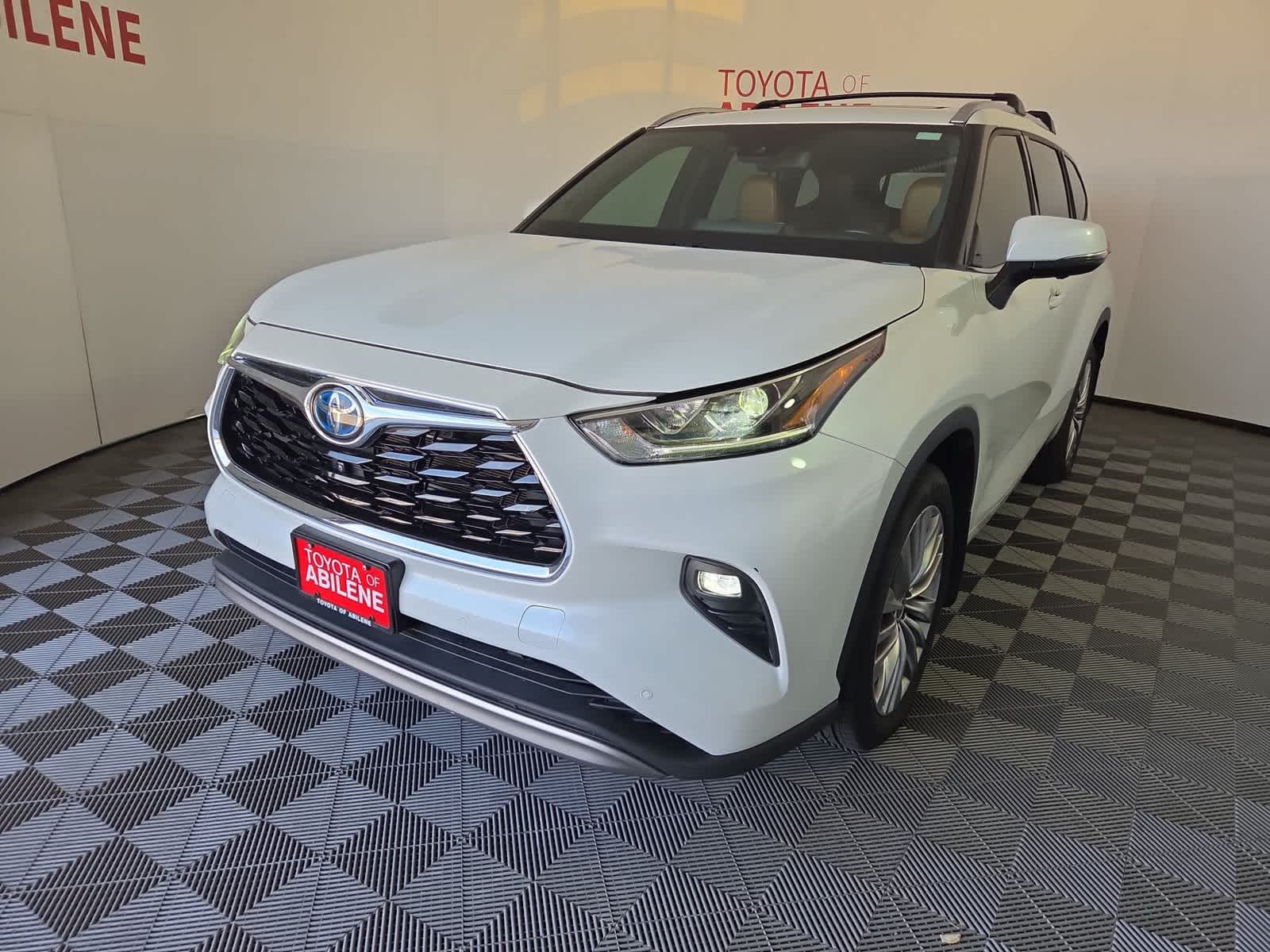 2023 Toyota Highlander Hybrid Platinum