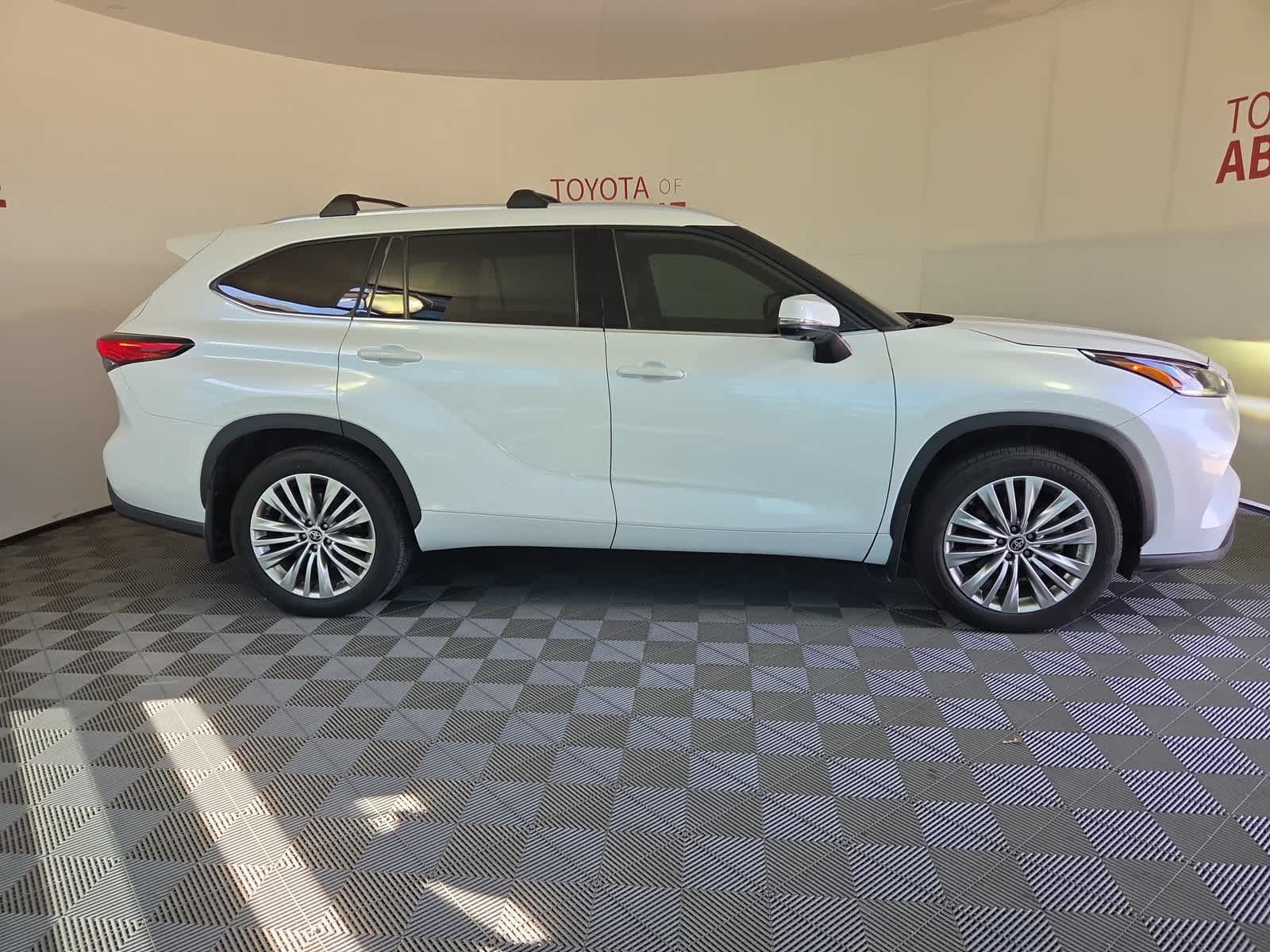 2023 Toyota Highlander Hybrid Platinum