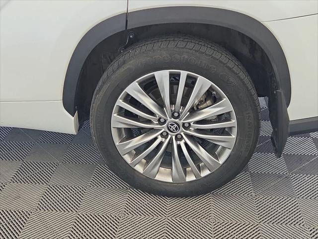 2023 Toyota Highlander Hybrid Platinum