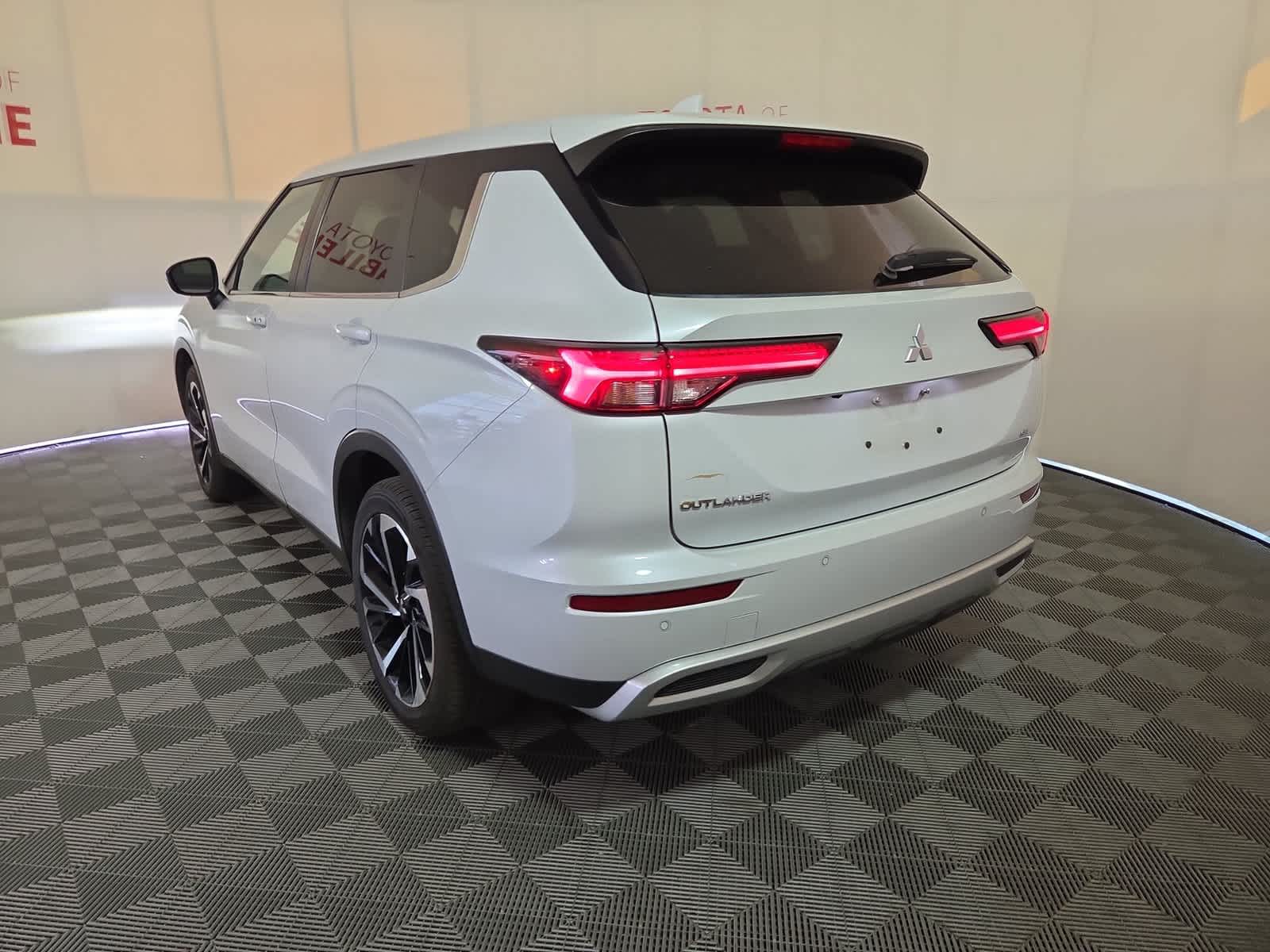 2024 Mitsubishi Outlander SE