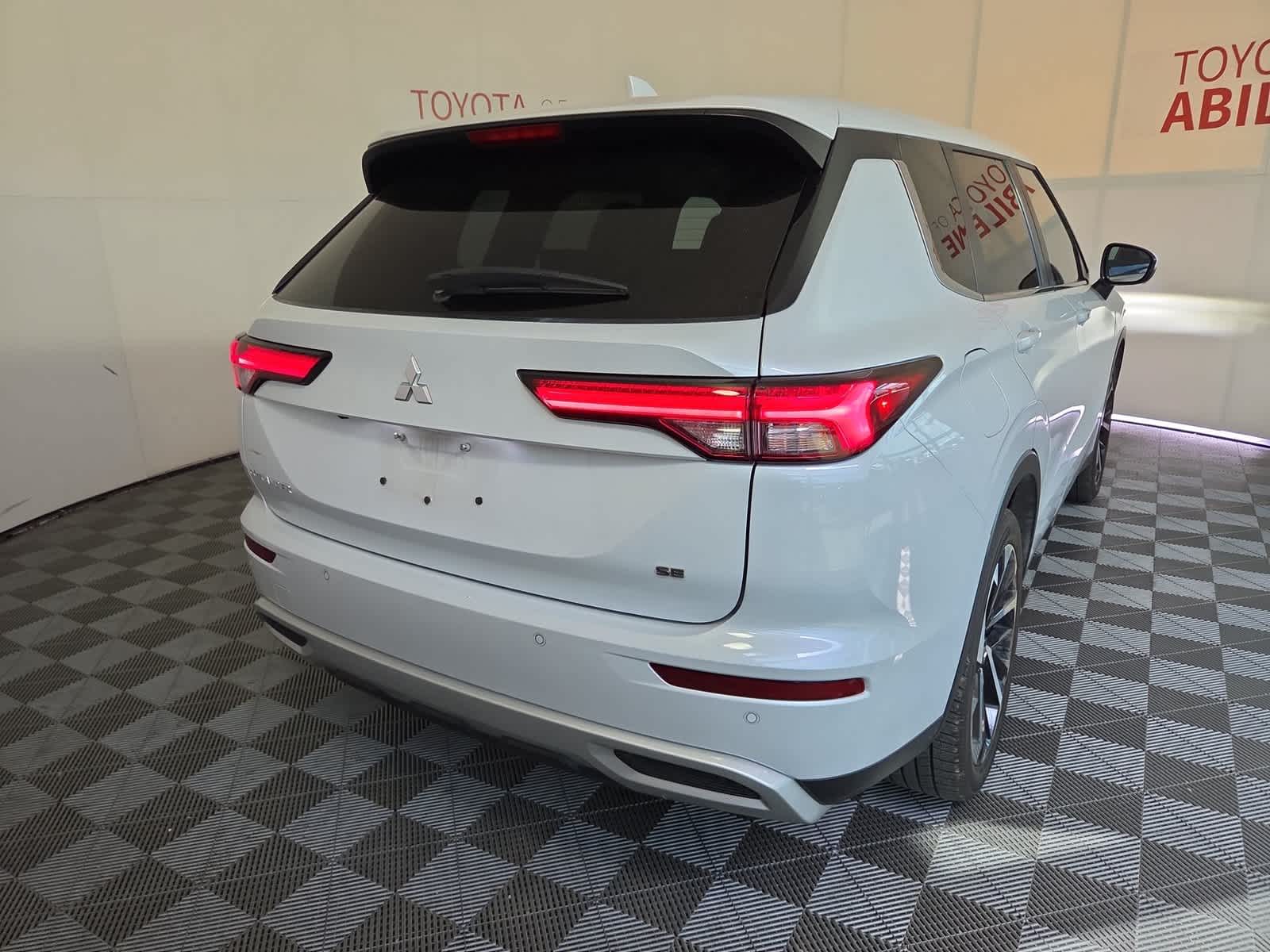 2024 Mitsubishi Outlander SE