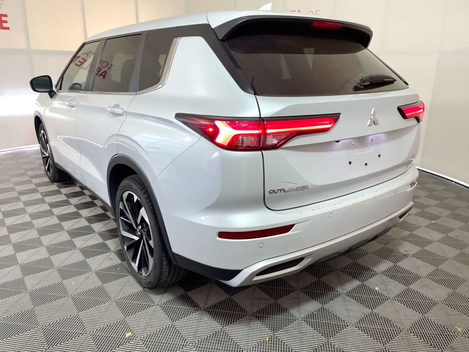 2024 Mitsubishi Outlander SE