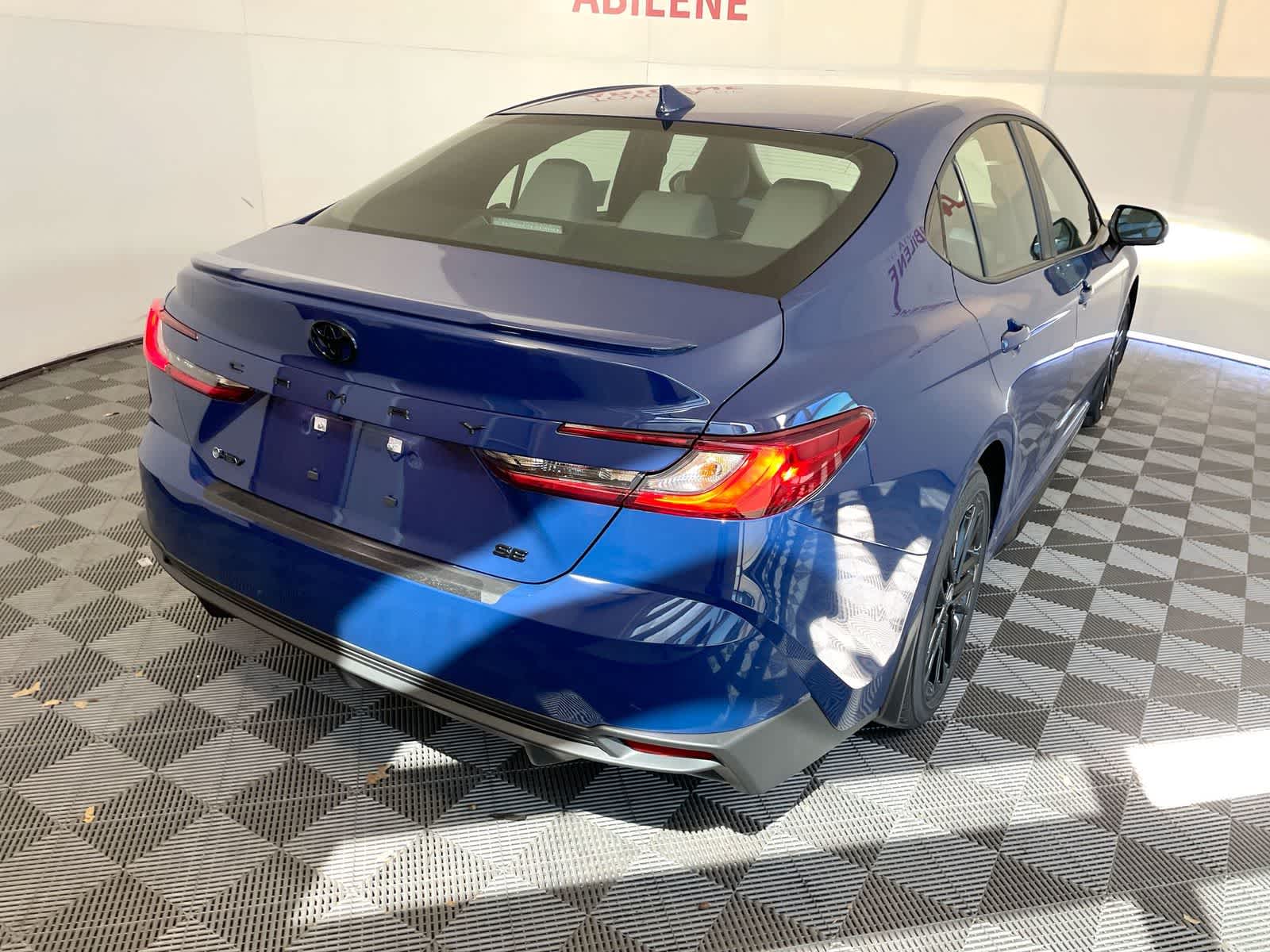 2026 Toyota Camry SE - Photo 6